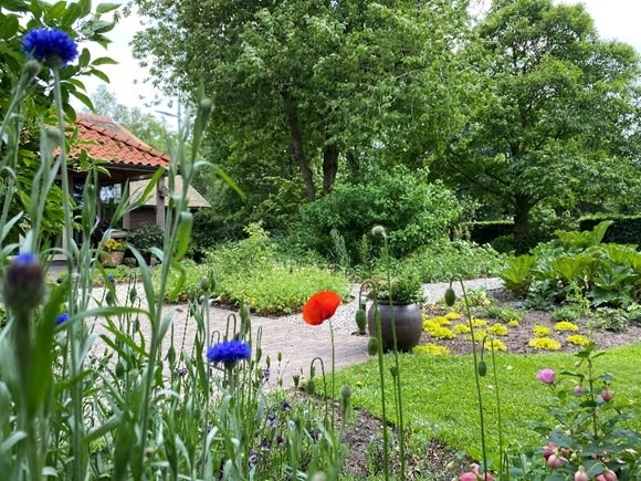 Op Vakantie in Eigen Tuin: Creëer Jouw Ultieme Staycation-Oase