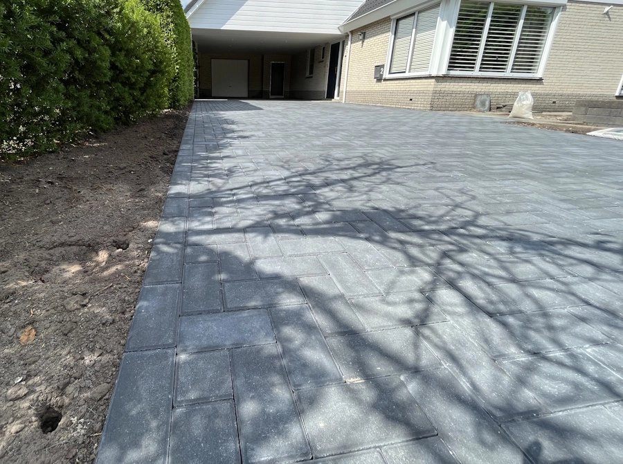 De Perfecte Oprit Aanleggen: Duurzaam, Stijlvol en Onderhoudsarm